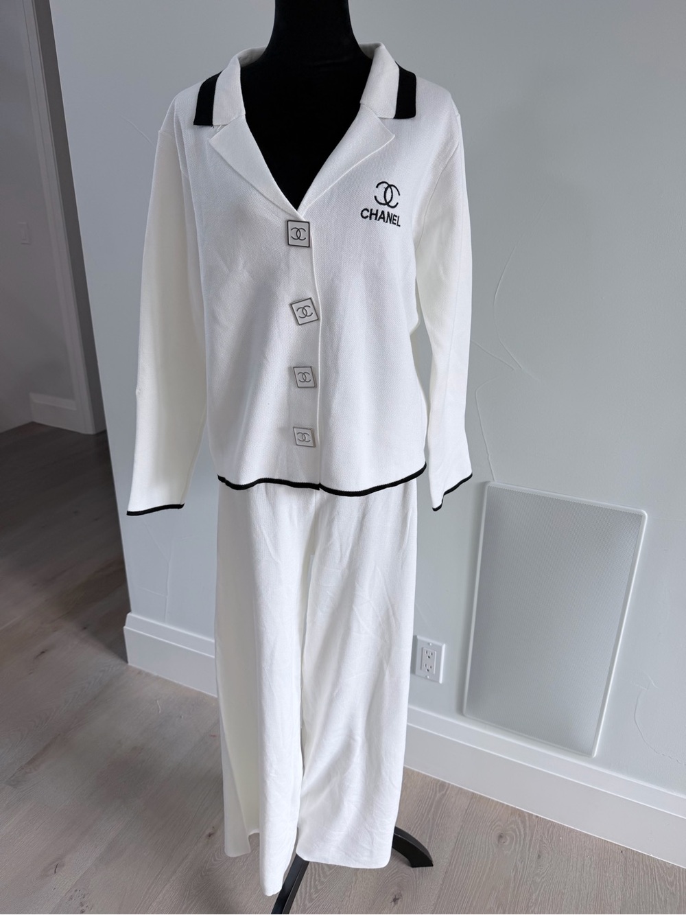 White & Black Trim Matching Lounge size M